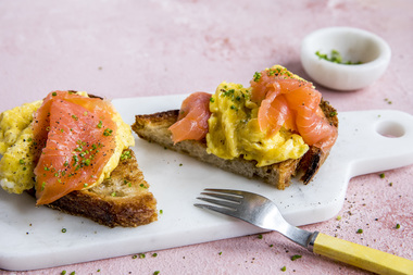 Middagsskive med laks og eggerøre