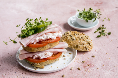 Middagsrundstykke med rekesalat og skinke