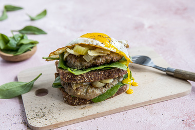 Middagsskive med egg og karbonade