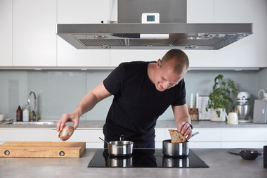 Niklas Björck skal tilberede sine brødkroketter med byggmajones