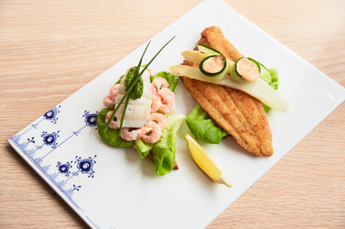 Ole Martin Alfsens smørrebrød med panert fisk og reker
