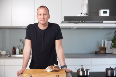 Niklas Björck skal tilberede sine brødkroketter med byggmajones