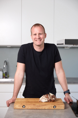 Niklas Björck skal tilberede sine brødkroketter med byggmajones