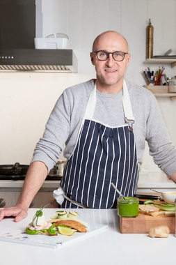 Ole Martin Alfsen med sine smørrebrød med panert fisk og reker