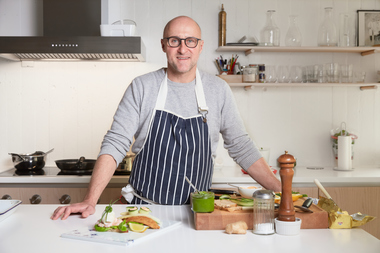 Ole Martin Alfsen med sine smørrebrød med panert fisk og reker