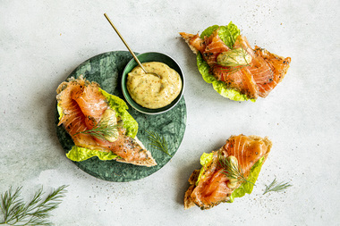 Gravlaks med sennepssaus på surdeigsbrød
