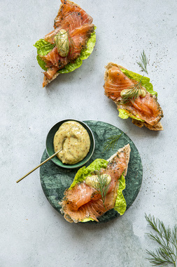 Gravlaks med sennepssaus på surdeigsbrød