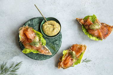 Gravlaks med sennepssaus på surdeigsbrød
