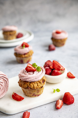 CUPCAKES AV BYGG MED JORDBÆR OG HVIT GLASUR