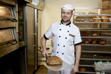 Aleksandr Stiopin med sitt litauiske speltbrød