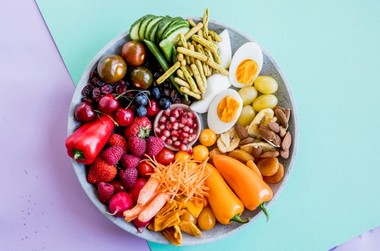 Skål med frukt og grønnsaker