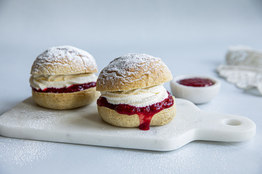 Fastelavnsboller med krem og syltetøy