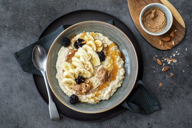 Byggrynsgrøt med mandelsmør