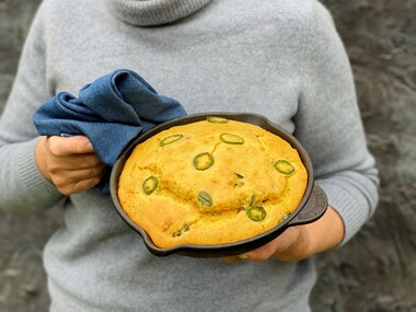 Tradisjonelt amerikansk cornbread - maisbrød