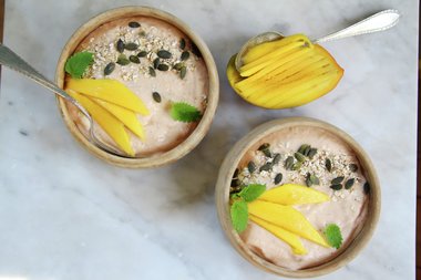 Smoothiebowl med mango, banan og havregryn