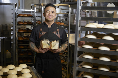 Filippinske Reverdy Pineda med shokupan - japansk melkeloff