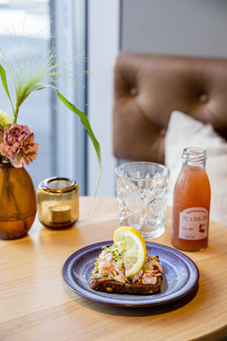 Danmark: smørrebrød med reker og saft