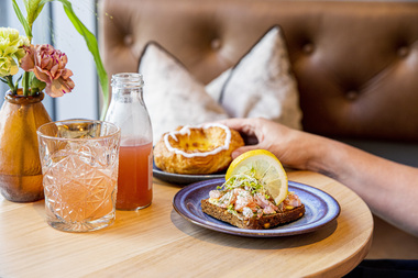 Danmark: smørrebrød med reker, dansk wienerbrød og saft