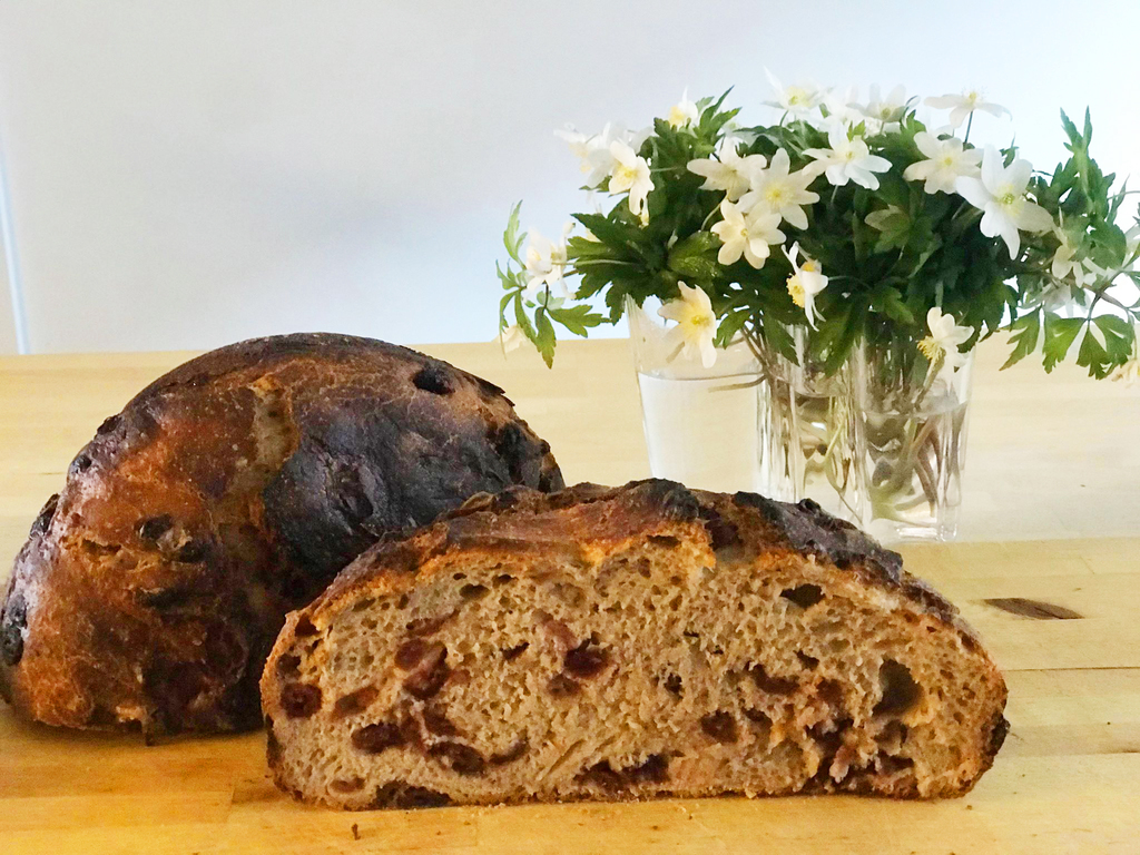 Lyst surdeigsbrød med tranebær, appelsin og kanel