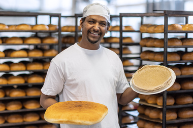 Tewelde Keleta med kitcha og injera fra Eritrea