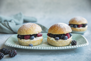 Grovere fastelavnsboller med kremost og friske bær