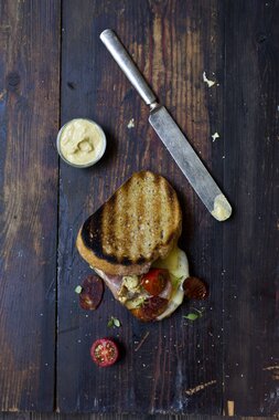 Ostesmørbrød på grillen