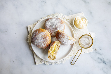 Fylte fastelavnsboller med vaniljekrem