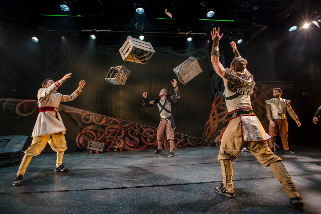 Absence: NORR - Da gudene breaket