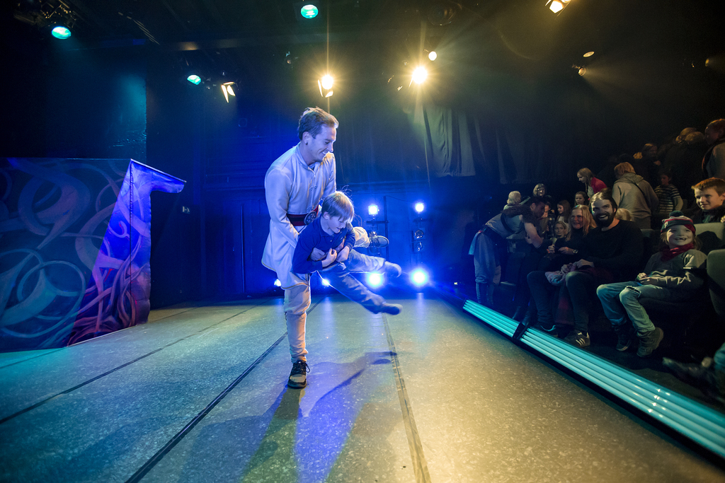 Absence: NORR - Da gudene breaket