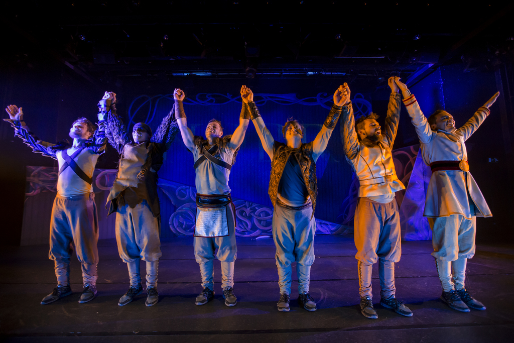 Absence: NORR - Da gudene breaket