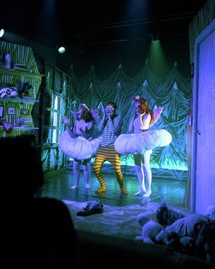 Hundrevis av barn i vill kamp