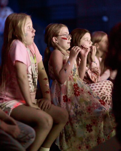 Hundrevis av barn i vill kamp