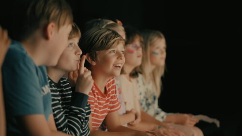 Hundrevis av barn i vill kamp