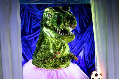 Hundrevis av barn i vill kamp