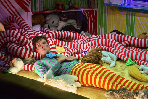 Hundrevis av barn i vill kamp