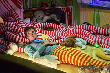 Hundrevis av barn i vill kamp