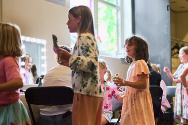 Hundrevis av barn i vill kamp