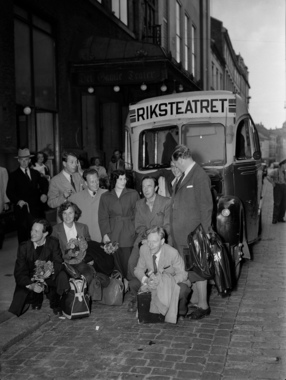 Gammelt bilde av buss før turné