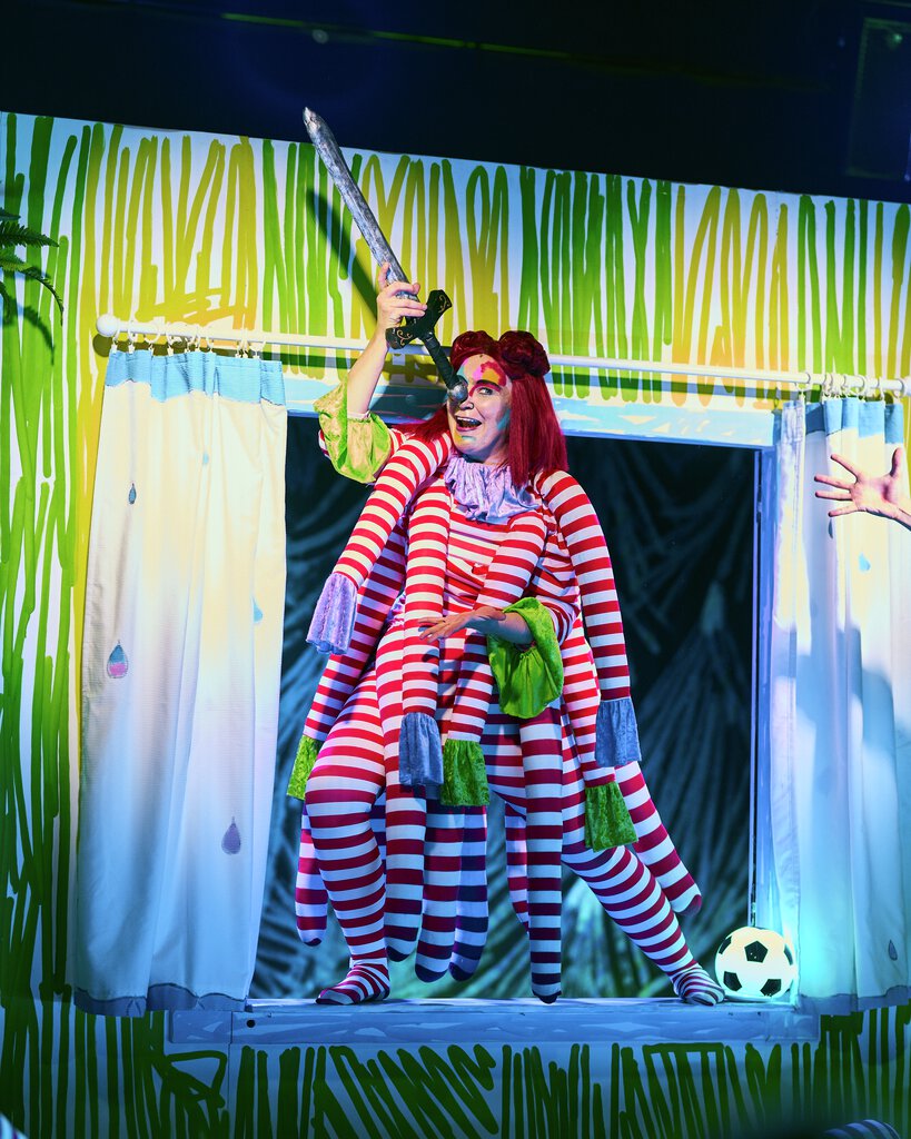 Hundrevis av barn i vill kamp