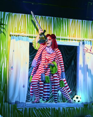 Hundrevis av barn i vill kamp