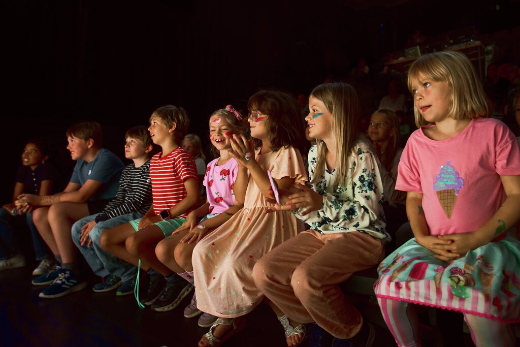 Hundrevis av barn i vill kamp