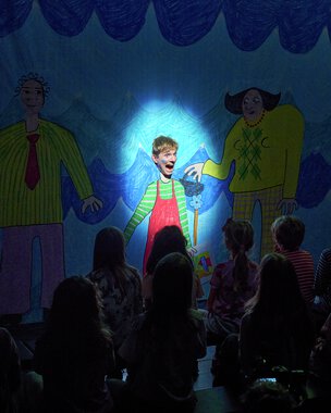 Hundrevis av barn i vill kamp