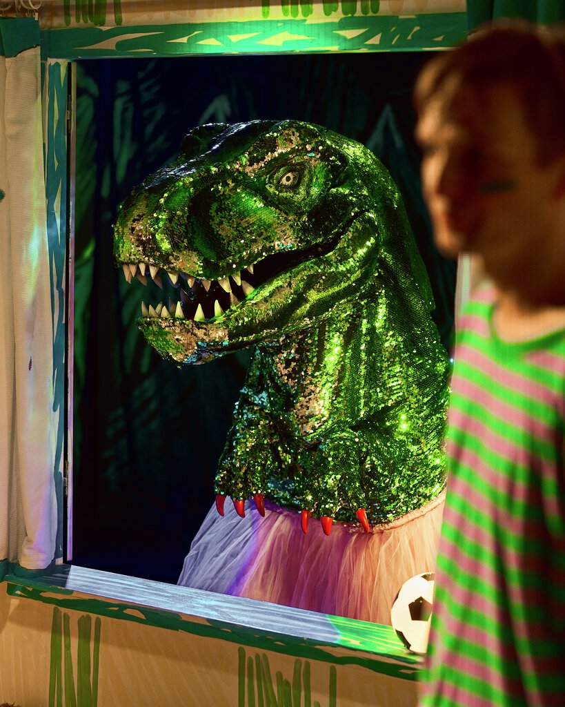 Hundrevis av barn i vill kamp