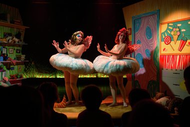 Hundrevis av barn i vill kamp