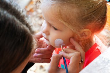 Hundrevis av barn i vill kamp