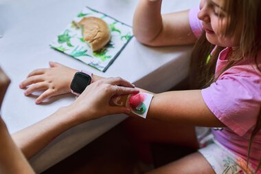 Hundrevis av barn i vill kamp