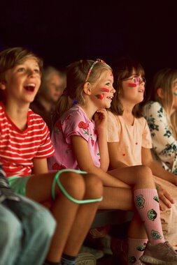 Hundrevis av barn i vill kamp