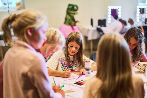 Hundrevis av barn i vill kamp