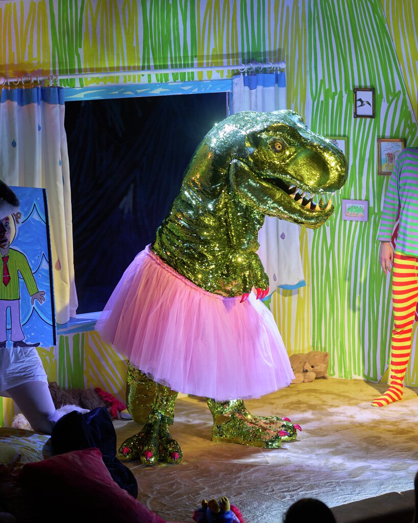 Hundrevis av barn i vill kamp