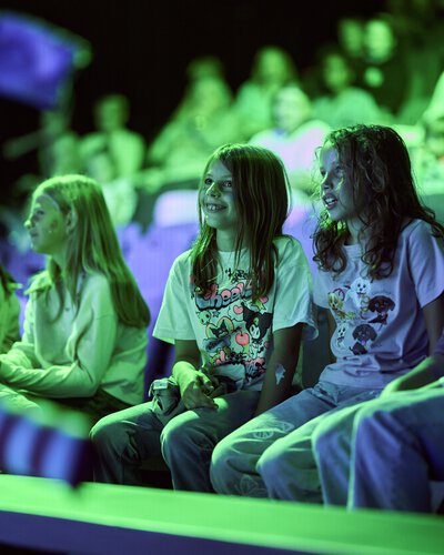 Hundrevis av barn i vill kamp